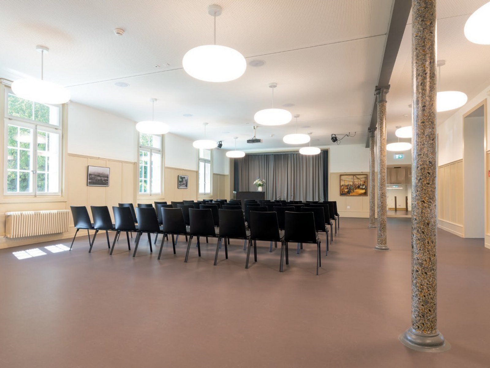 Längebärgsaal mit Bühne, 177 m²